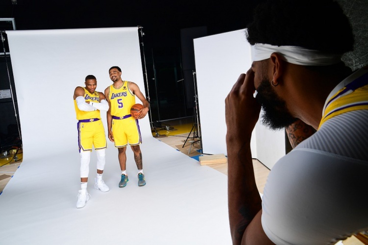 告指向一个 告指向一个